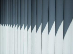 Как да перете вертикални щори у дома