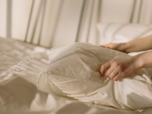 Как да премахнете жълти петна от бели дрехи