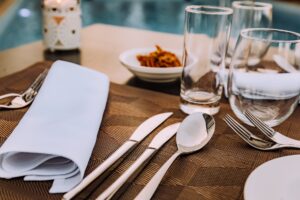 Как да почистите лъжици от купроникел у дома: продукти за премахване на тъмна плака и добавяне на блясък
