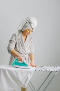 Как да почистите изгоряла подметка от ютия: ефективни методи