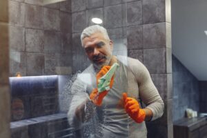 Как да почистите душ кабина от котлен камък и петна от сапун