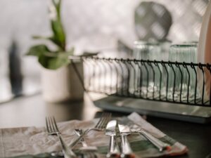 Как да почистите лъжици от купроникел у дома: продукти за премахване на тъмна плака и добавяне на блясък