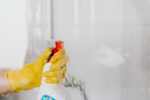 Как да почистите душ кабина от котлен камък и петна от сапун