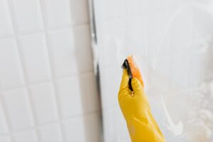 Как да почистите душ кабина от котлен камък и петна от сапун