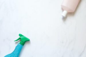 Как да изперете зелени неща от дрехи у дома: доказани съвети от домакини