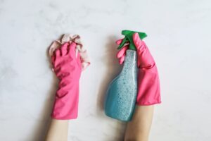 Как да почистите вътрешността на хладилник, за да премахнете неприятните миризми и да се отървете от пожълтяването