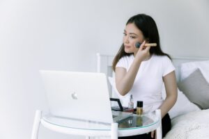 Как да измиете фон дьо тен от дрехи: домакински химикали и народни методи