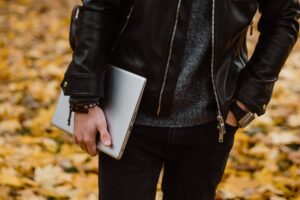 Как да перете кожено яке у дома: Възстановете вида на връхните дрехи и премахнете упорити петна