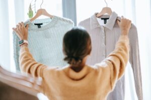 Как да изперете зелени неща от дрехи у дома: доказани съвети от домакини