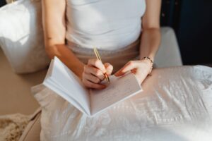 Как да изперете химикалка от дрехи: Доказани методи за премахване на петна от мастило от бели и цветни тъкани