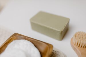 Измиване на петна от гваш от дрехи: най-добрите продукти и ефективни методи