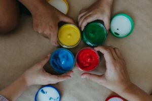Измиване на петна от гваш от дрехи: най-добрите продукти и ефективни методи