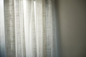 Как правилно да гладите тюл, изработен от различни материали