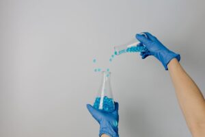 Измиване на петна от гваш от дрехи: най-добрите продукти и ефективни методи