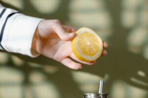 Как да премахнете мазнини от кухненски шкафове и мебели у дома