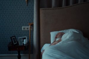 Как да премахнете миризмата на урина на възрастен от диван: народни методи и домакински химикали