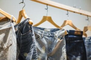 Как да перете дънки в пералня: Избор на правилната температура, режим и продукти