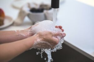 Как да перете вертикални щори у дома