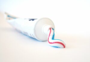 Как да премахнете скоч лента от пластмаса: ефективни импровизирани средства